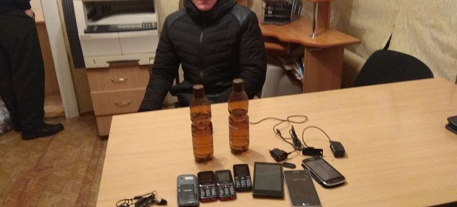 Оперативники колонии задержали серовчанина с 7 телефонами и спиртом