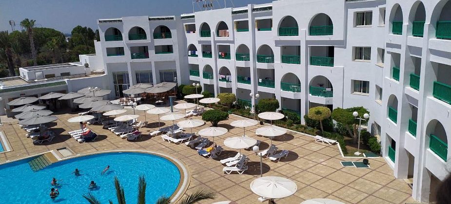 Шесть часов полета - и вы в Тунисе! Смотрим на цветущие кактусы, танцуем с зажигательными аниматорами, пьем финиковый ликер