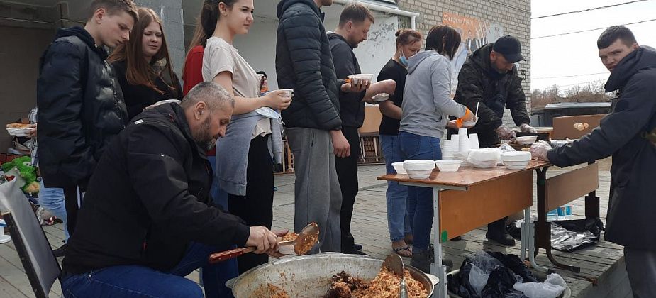 Серовская мечеть накормила сосьвинских погорельцев пловом
