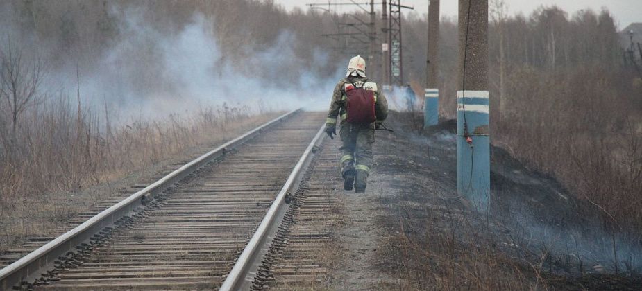 На тушение природного пожара под Сосьвой из Серова выезжал пожарный поезд