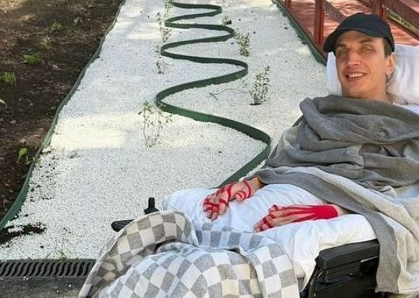 "Муж был полностью парализован". Повредившему шею Александру Тимофееву нужна помощь для реабилитации
