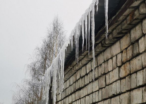 Власти рекомендуют сосьвинцам заняться уборкой снега, льда и сосулек с крыш