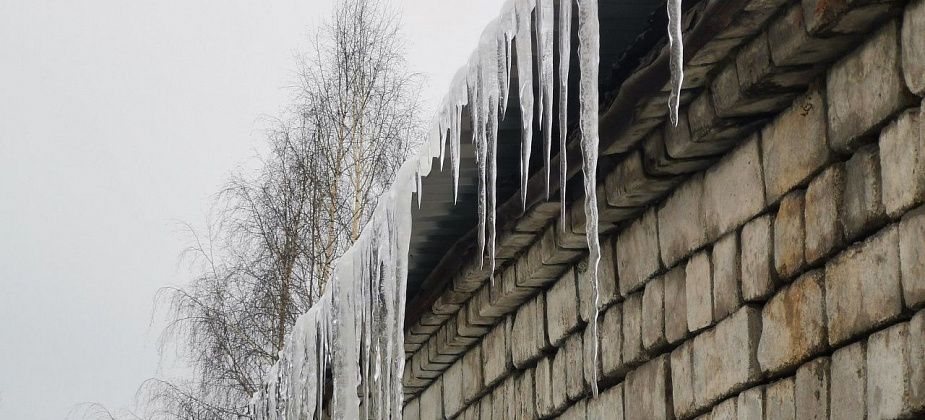 Власти рекомендуют сосьвинцам заняться уборкой снега, льда и сосулек с крыш