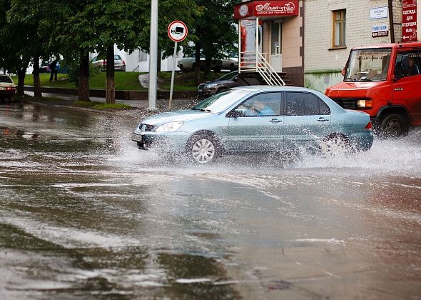 5 советов автомобилистам: как правильно проезжать лужи и не повредить машину