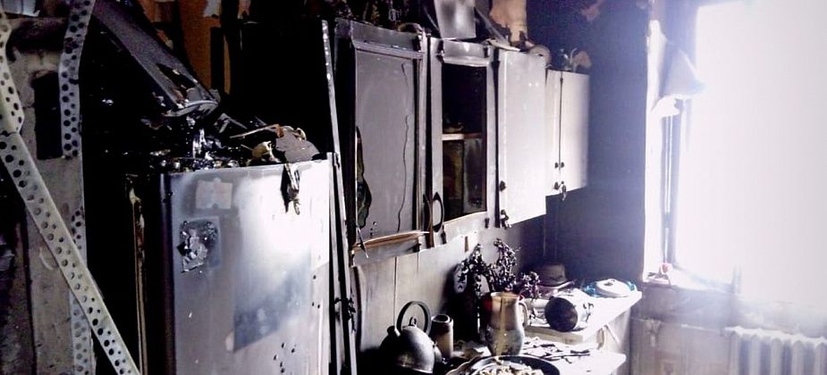 Молодая мать с маленькими детьми осталась без денег и одежды - все сгорело в пожаре. Семье нужна помощь