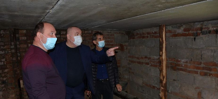 Министр здравоохранения области взял под личный контроль решение кадровых вопросов и ремонт больницы в Восточном