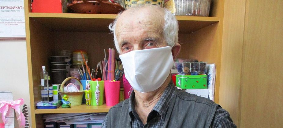 Школьники подарили маски представителям старшего поколения сосьвинцев