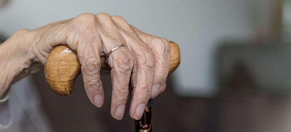 Что делать, если упал на скользком тротуаре? Советы для тех, кому за 60