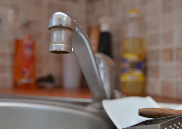 "Зимой снег топили для унитазов". Жители Кошая пожаловались на перебои в водоснабжении