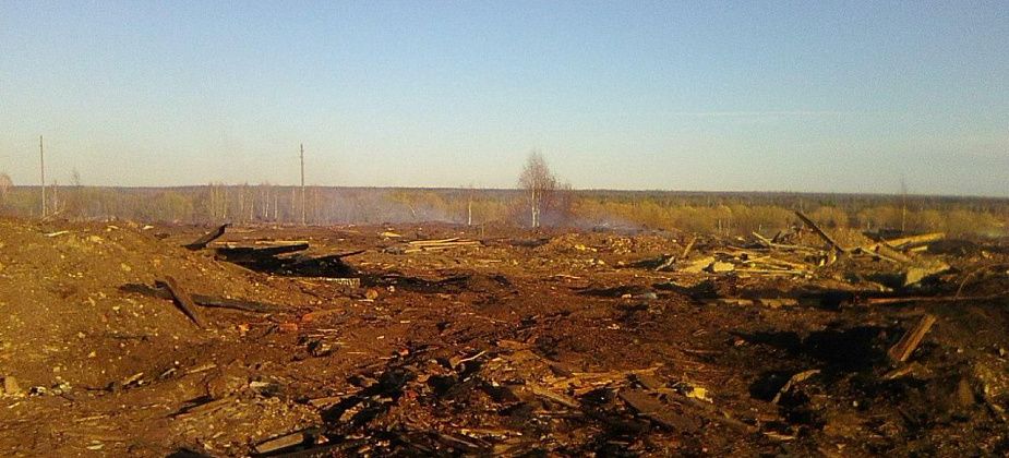 Сосьвинец обеспокоен тлением опила у лесобиржи: "Если разгорится, то могут пострадать дома"