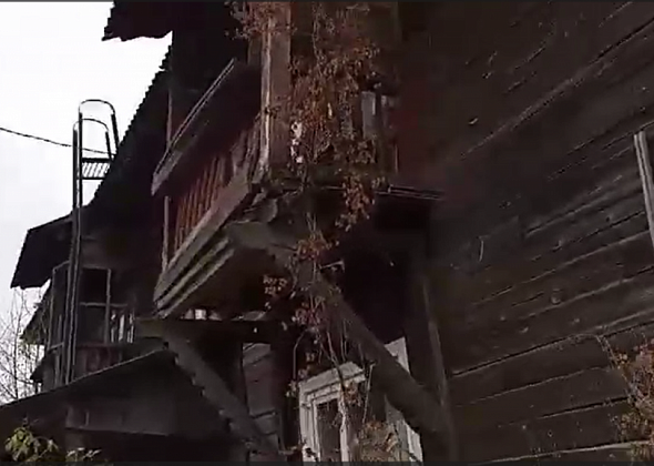 Власти Сосьвы расселили дом, где на мужчину рухнула деревянная балка