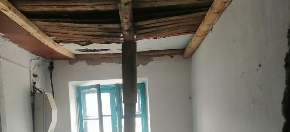 “Боимся ходить”. Из-за состояния дома сосьвинцы переживают за свои жизни