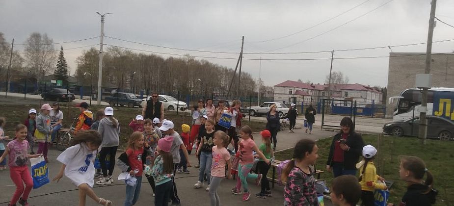 Сосьвинцы повеселились с кроликом по имени Морковка
