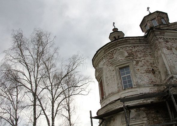 Разрушенные храмы, сероводородный источник, водопад. Что можно увидеть, выехав из Серова на один день?