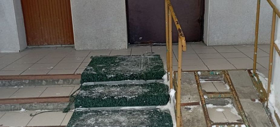 Сосьвинцы пожаловались на заснеженное крыльцо больницы. Снег оперативно убрали