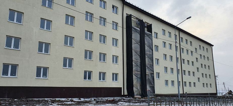 В Карпинске из окна пятого этажа новостройки по Луначарского выпал мужчина