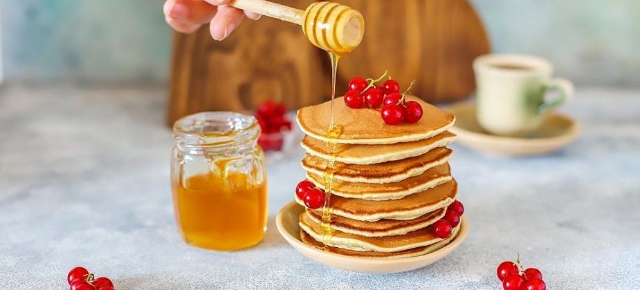 Приметы на 2 октября. Печем оладьи, макаем их в мед — лакомый стол