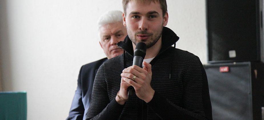COVID: Антон Шипулин с избирателями будет общаться через интернет
