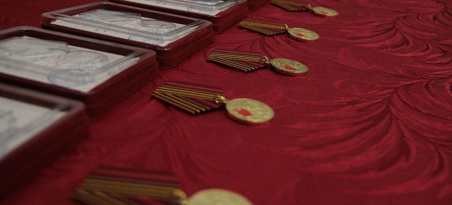 В Гаринском округе 15 ветеранам вручили юбилейные медали к 80-летию Победы