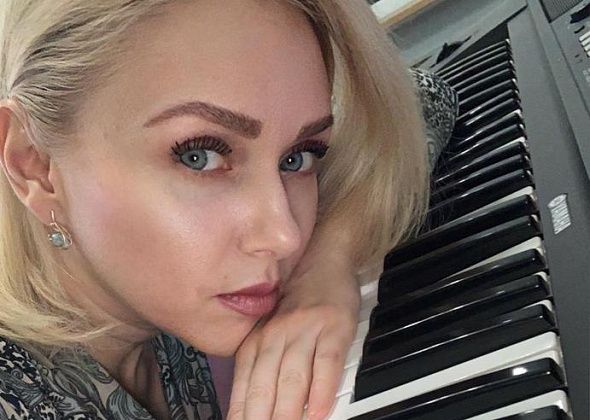 Певица Юлия Беккер дарит музыку всем, кто остался дома