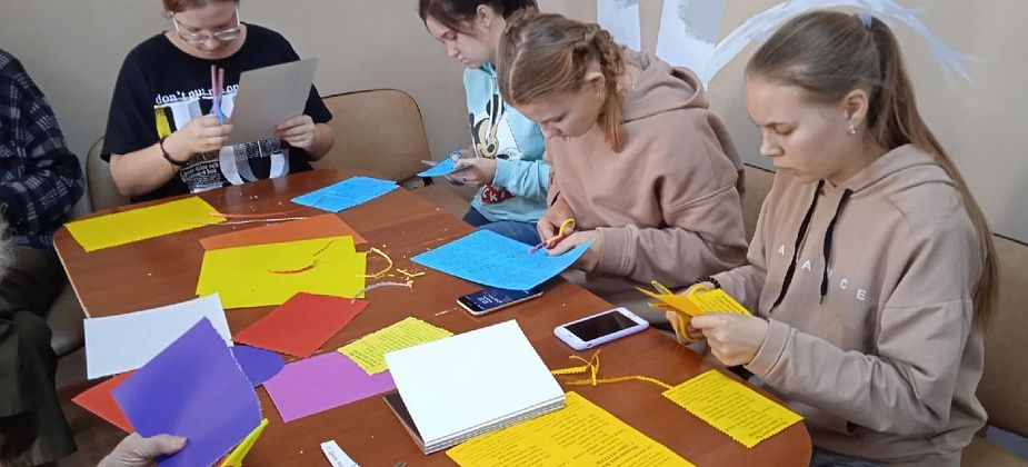 Сосьвинцы приняли участие в мастер-классе по изготовлению открыток ко Дню матери