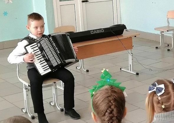 Музыкальная школа устроила предновогодний концерт в начальной школе №1 Восточного