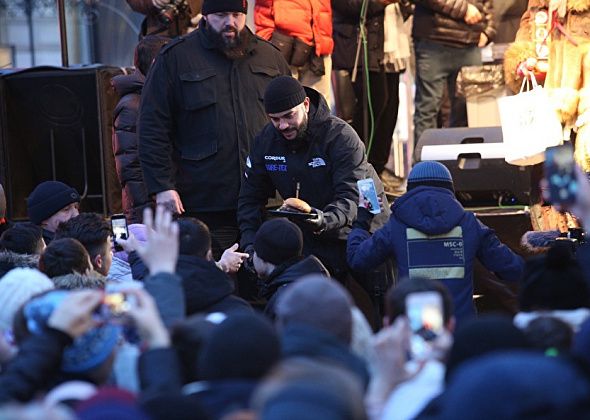 В Екатеринбурге из-за раздачи бесплатных бургеров от Тимати произошла давка