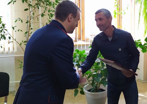 Следственный комитет вручил благодарственное письмо мужчине, который спас ребенка, выброшенного из окна  