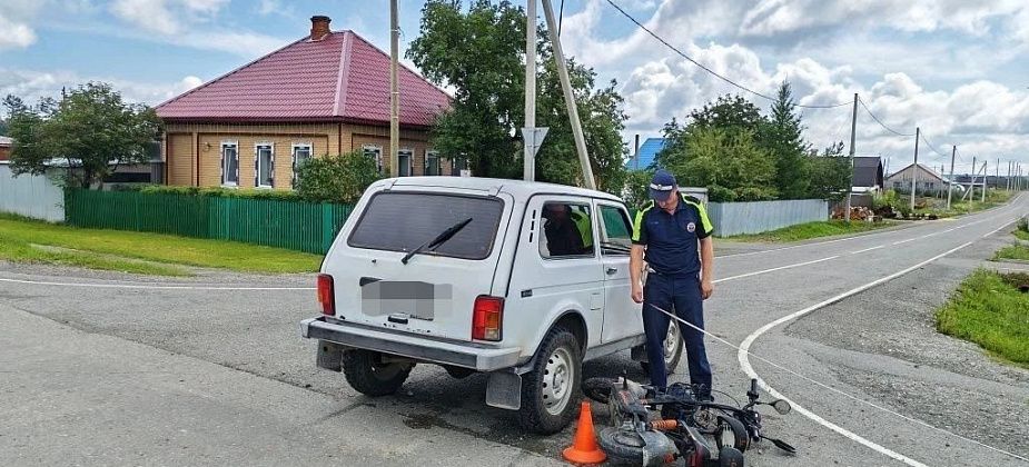 В Сосьве бесправный водитель электросамоката столкнулся с “Нивой”