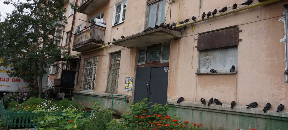 В Североуральске двое малышей выпали из окна второго этажа