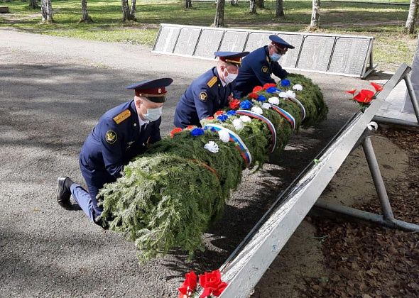 Сотрудники сосьвинской колонии возложили венки и цветы к могилам павших Героев Великой Отечественной