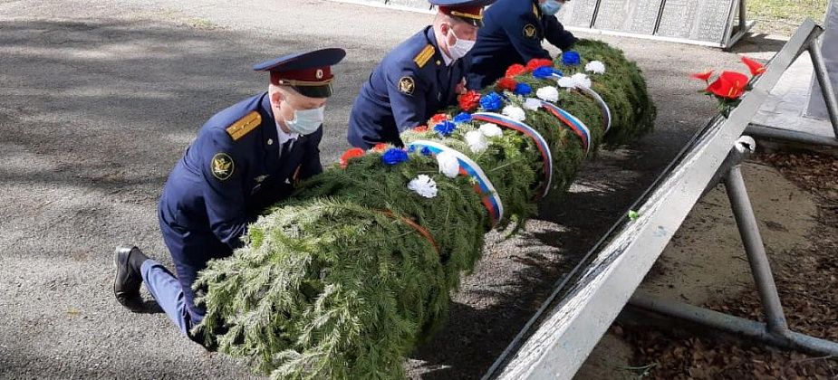 Сотрудники сосьвинской колонии возложили венки и цветы к могилам павших Героев Великой Отечественной