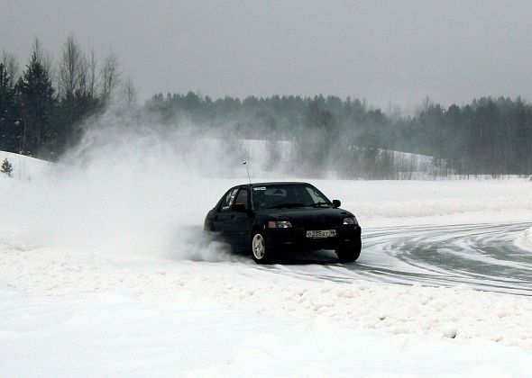 Автогонщики покорили краснотурьинский лед