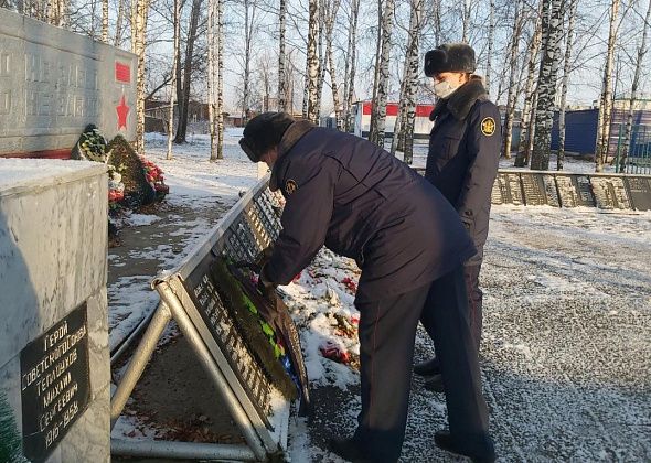 Сотрудники сосьвинской колонии в День неизвестного солдата возложили венок в Сквере памяти 