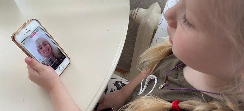 В нерабочую неделю воспитатель краснотурьинского детского сада проводит с детьми занятия онлайн