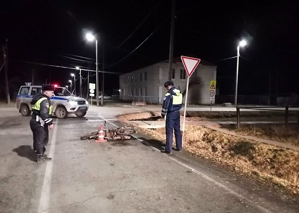 В Сосьве бесправник на мопеде врезался в столб и попал в больницу