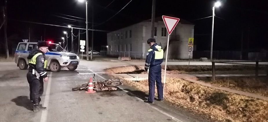 В Сосьве бесправник на мопеде врезался в столб и попал в больницу
