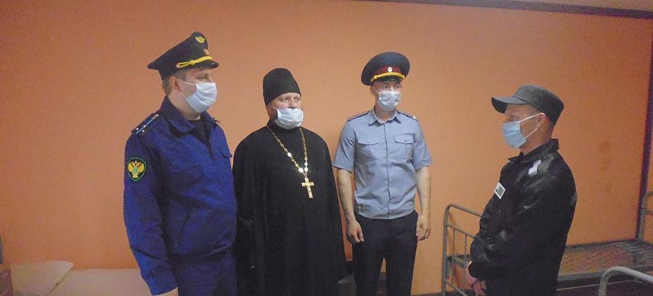 Гаринскую колонию посетили прокурор и священник