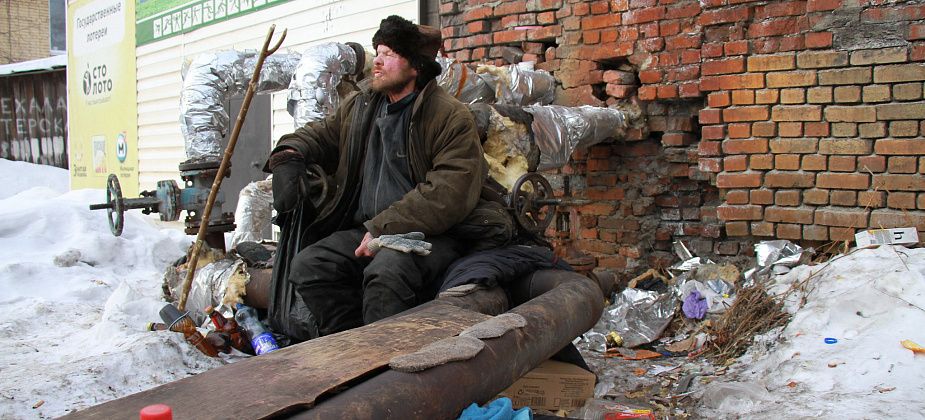 У букмекерской конторы в Серове поселились БОМЖи. Один говорит, что приехал из Романово