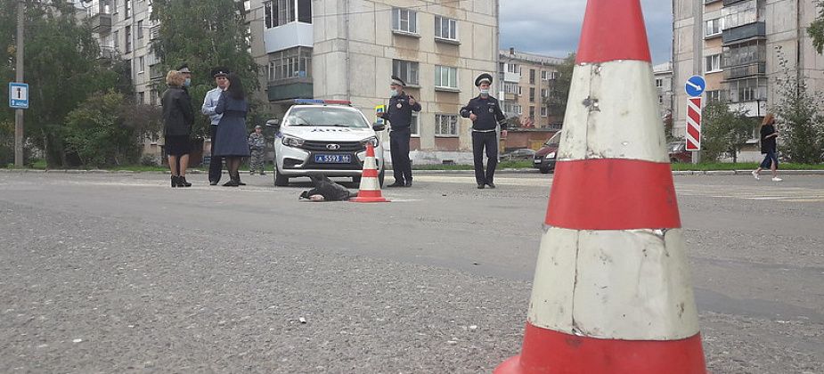 В Краснотурьинске автокран на пешеходном переходе насмерть сбил молодую женщину