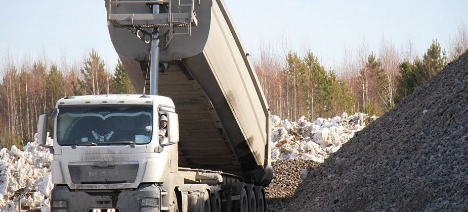 Для ремонта поселковых дорог в Сосьвинском округе закупают гранитный и шлаковый щебень