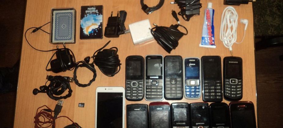 В колонию Гарей пытались перебросить 13 телефонов и 2 колоды карт