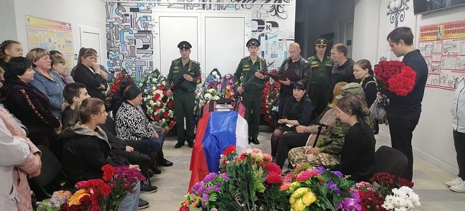 В Сосьве похоронили уроженца поселка. Мужчина погиб во время спецоперации