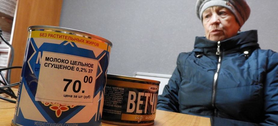 «Думала, подарок к 9 Мая». 96-летней жительнице Карпинска принесли пенсию и навязали купить консервы