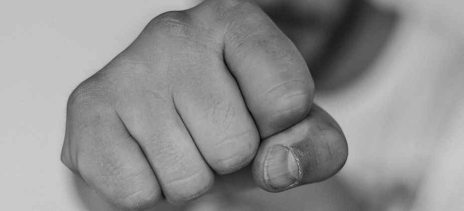 В Госдуме предложили разрешить любую самооборону при проникновении в жилье