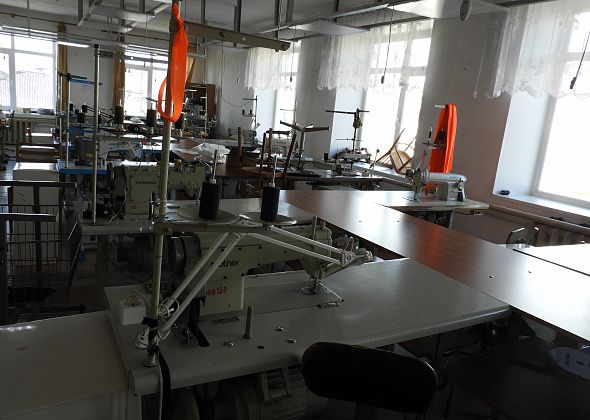 COVID. Карпинская фабрика начала шить защитные маски для лица