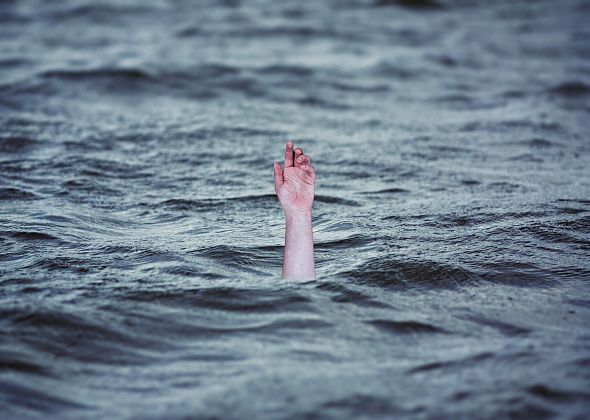 Кинолог гаринской колонии спасла тонувшего в Сосьве ребенка. Мальчик госпитализирован в Серов