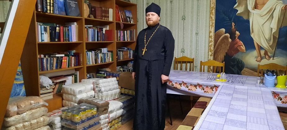 "Приходите, берите". Почти тонну продуктов от фонда "Русь" доставили в сосьвинский храм Николая Чудотворца
