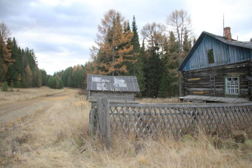 Эта дорога ведет в Екатерининку. Фото: Константин Бобылев, "Глобус"
