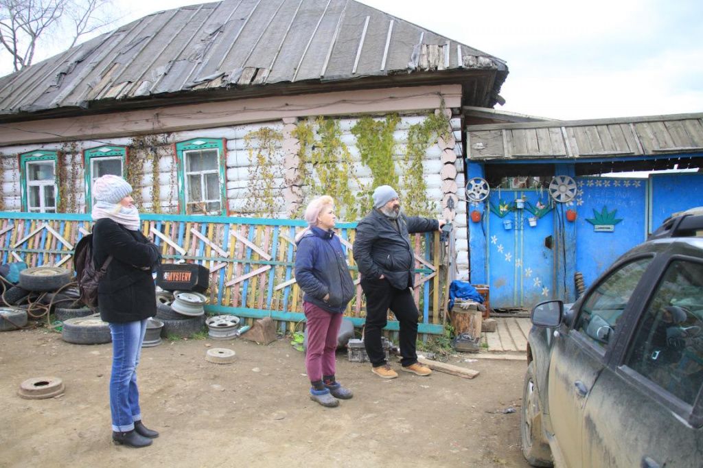 Юлия выходит в рабочей одежде. Гостей она явно не ждала, но с готовностью идет на контакт. Фото: Константин Бобылев, "Глобус"